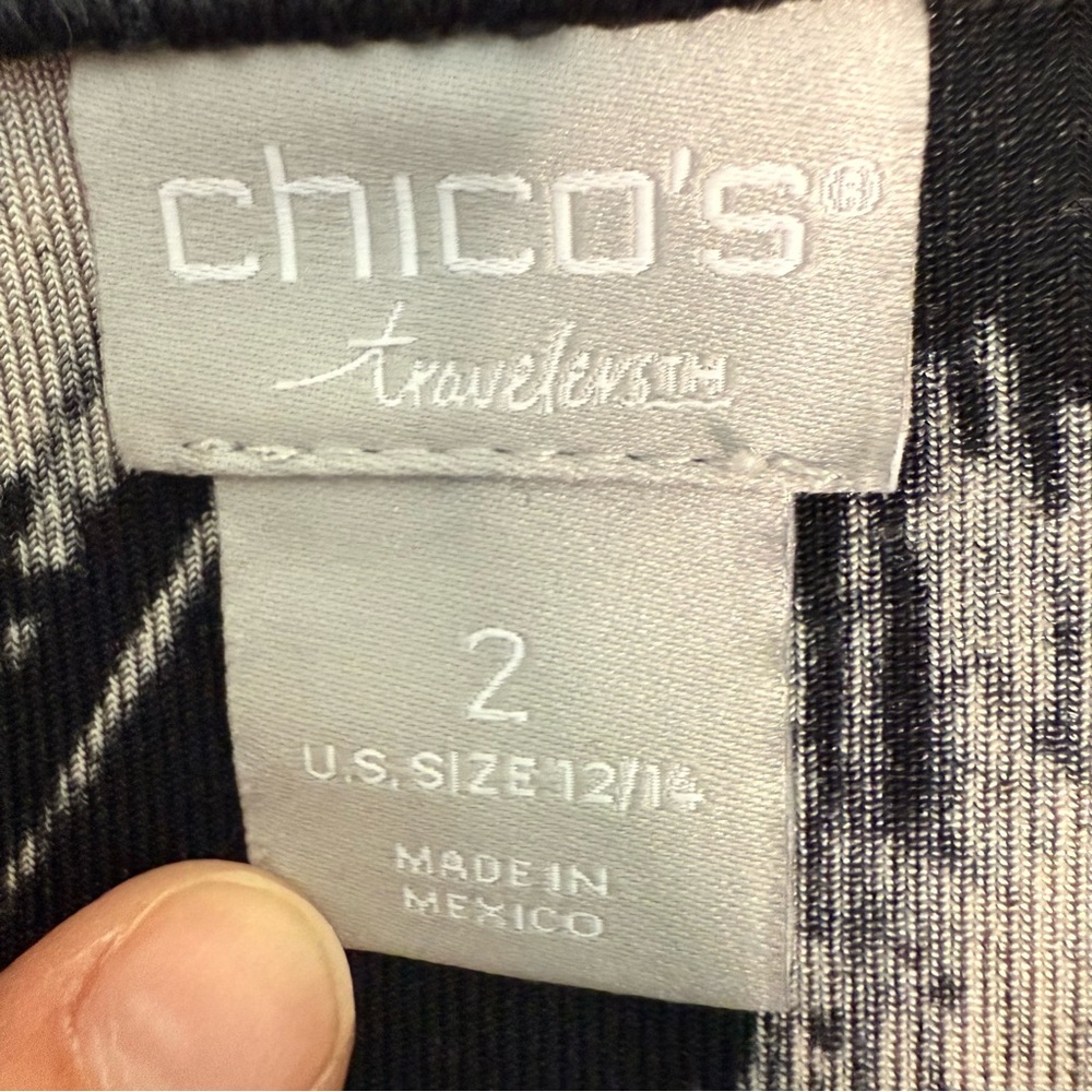 Chico's Travelers Black and White Graphic Blouse 3/4 sleeve, resort, travel - Picture 3 of 5
